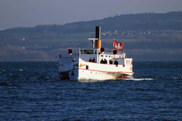Le «Neuchâtel» rejoint son port d’attache et accueille les premiers visiteurs